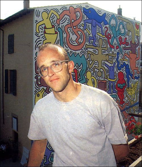Keith Haring in front of Pisa Mural, 1989